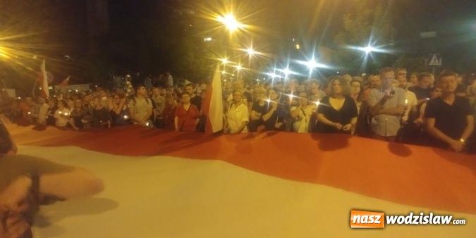 Zdjęcie w galerii na portalu naszwodzislaw.com: Łańcuch światła. Prezydent Wodzisławia protestował w Warszawie  wiadomości z regionu