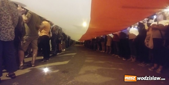 Zdjęcie w galerii na portalu naszwodzislaw.com: Łańcuch światła. Prezydent Wodzisławia protestował w Warszawie  wiadomości z regionu