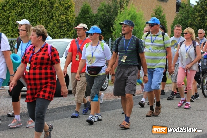 Zdjęcie w galerii na portalu naszwodzislaw.com: Pielgrzymi z Lubomi ruszyli w drogę. Przed nimi 4 dni maszerowania i modlitwy wiadomości z regionu