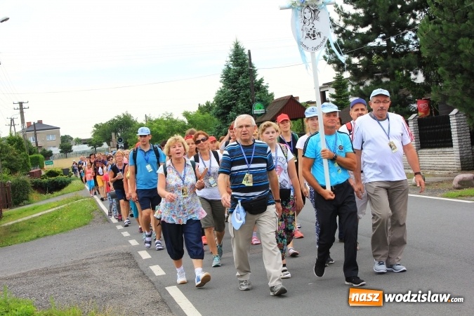 Zdjęcie w galerii na portalu naszwodzislaw.com: Pielgrzymi z Lubomi ruszyli w drogę. Przed nimi 4 dni maszerowania i modlitwy wiadomości z regionu