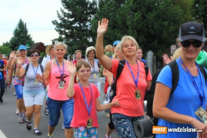 Zdjęcie w galerii na portalu naszwodzislaw.com: Pielgrzymi z Lubomi ruszyli w drogę. Przed nimi 4 dni maszerowania i modlitwy wiadomości z regionu