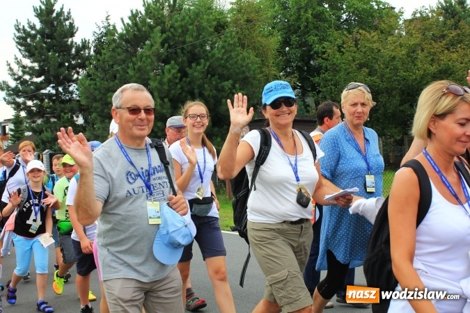 Zdjęcie w galerii na portalu naszwodzislaw.com: Pielgrzymi z Lubomi ruszyli w drogę. Przed nimi 4 dni maszerowania i modlitwy wiadomości z regionu