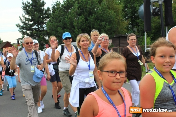 Zdjęcie w galerii na portalu naszwodzislaw.com: Pielgrzymi z Lubomi ruszyli w drogę. Przed nimi 4 dni maszerowania i modlitwy wiadomości z regionu