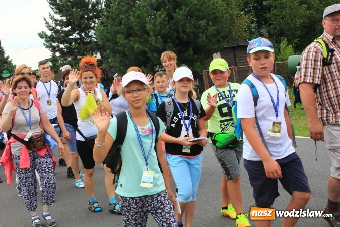 Zdjęcie w galerii na portalu naszwodzislaw.com: Pielgrzymi z Lubomi ruszyli w drogę. Przed nimi 4 dni maszerowania i modlitwy wiadomości z regionu