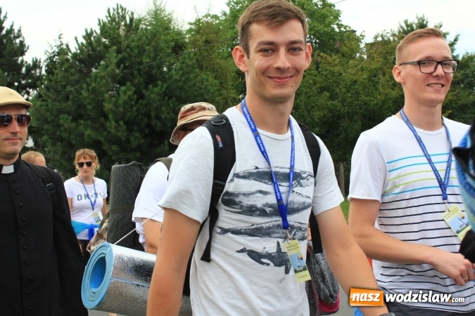 Zdjęcie w galerii na portalu naszwodzislaw.com: Pielgrzymi z Lubomi ruszyli w drogę. Przed nimi 4 dni maszerowania i modlitwy wiadomości z regionu