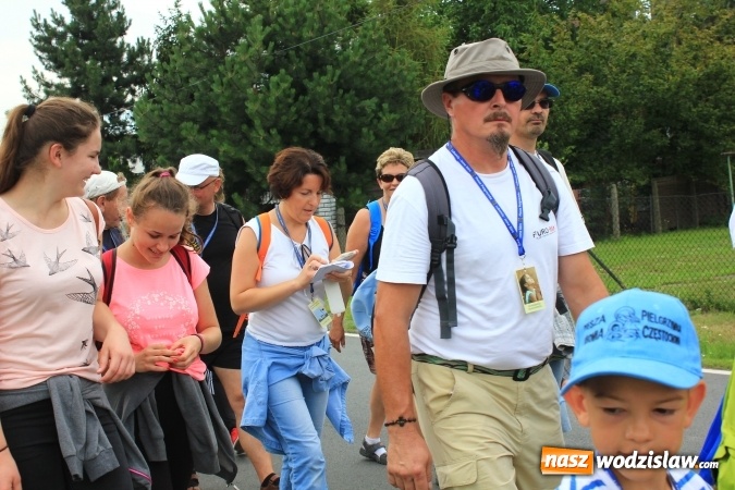 Zdjęcie w galerii na portalu naszwodzislaw.com: Pielgrzymi z Lubomi ruszyli w drogę. Przed nimi 4 dni maszerowania i modlitwy wiadomości z regionu