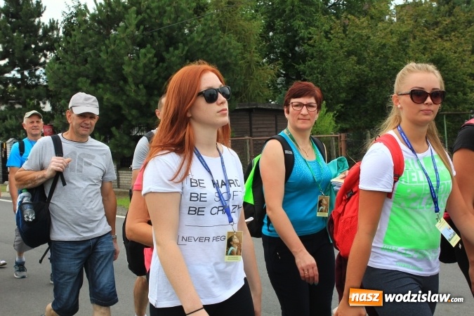 Zdjęcie w galerii na portalu naszwodzislaw.com: Pielgrzymi z Lubomi ruszyli w drogę. Przed nimi 4 dni maszerowania i modlitwy wiadomości z regionu
