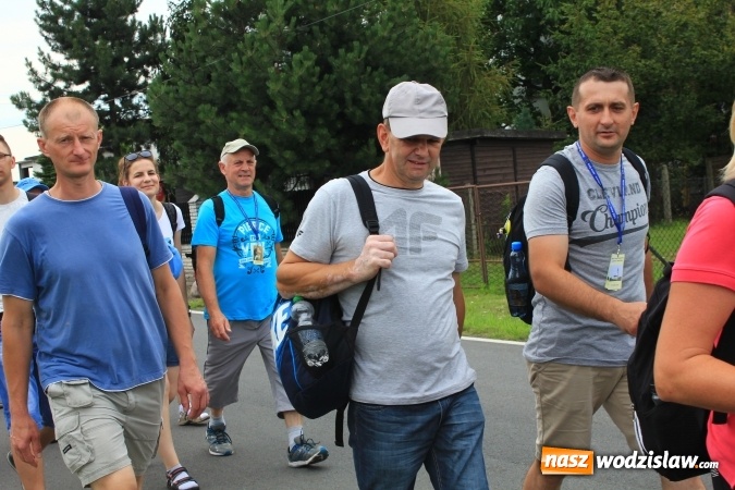 Zdjęcie w galerii na portalu naszwodzislaw.com: Pielgrzymi z Lubomi ruszyli w drogę. Przed nimi 4 dni maszerowania i modlitwy wiadomości z regionu