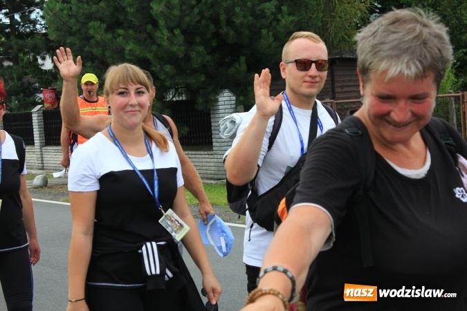 Zdjęcie w galerii na portalu naszwodzislaw.com: Pielgrzymi z Lubomi ruszyli w drogę. Przed nimi 4 dni maszerowania i modlitwy wiadomości z regionu