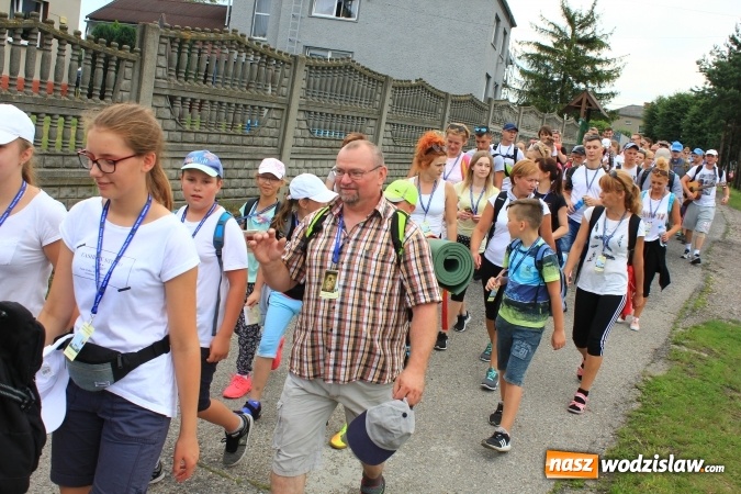 Zdjęcie w galerii na portalu naszwodzislaw.com: Pielgrzymi z Lubomi ruszyli w drogę. Przed nimi 4 dni maszerowania i modlitwy wiadomości z regionu