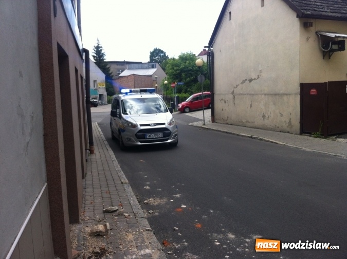 Zdjęcie w galerii na portalu naszwodzislaw.com: Przy Słowackiego gruz spadał na ulicę wiadomości z regionu