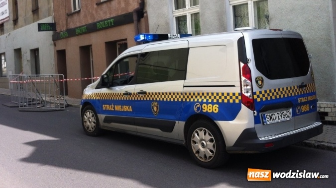 Zdjęcie w galerii na portalu naszwodzislaw.com: Przy Słowackiego gruz spadał na ulicę wiadomości z regionu