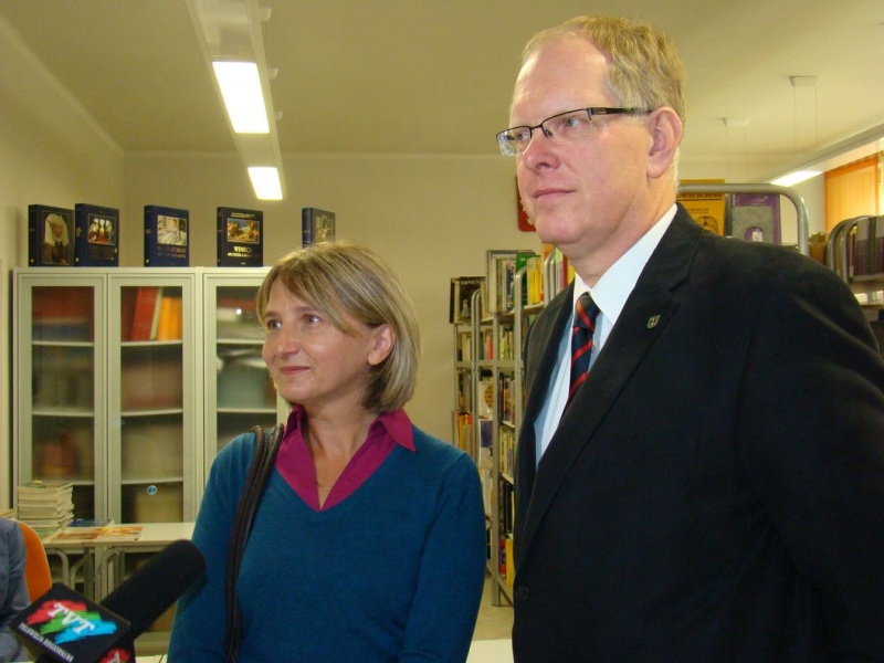 Zdjęcie w galerii na portalu naszwodzislaw.com: Przywieźli z Niemiec 14 kartonów książek wiadomości z regionu