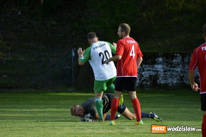 Zdjęcie w galerii na portalu naszwodzislaw.com: Sparingowe granie przy Młodzieżowej. Gwiazda Skrzyszów minimalnie lepsza od Naprzodu Zawada wiadomości z regionu