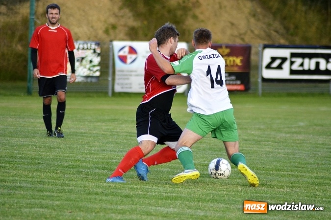 Zdjęcie w galerii na portalu naszwodzislaw.com: Sparingowe granie przy Młodzieżowej. Gwiazda Skrzyszów minimalnie lepsza od Naprzodu Zawada wiadomości z regionu