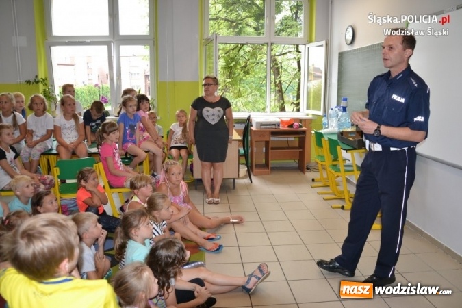 Zdjęcie w galerii na portalu naszwodzislaw.com: Uczniowie wysłuchali prelekcji na temat bezpieczeństwa pieszych i rowerzystów wiadomości z regionu