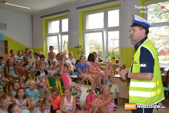 Zdjęcie w galerii na portalu naszwodzislaw.com: Uczniowie wysłuchali prelekcji na temat bezpieczeństwa pieszych i rowerzystów wiadomości z regionu
