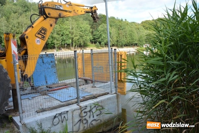 Zdjęcie w galerii na portalu naszwodzislaw.com: Doszło do uszkodzenia śluzy wodnej w zbiorniku na Balatonie. Poziom wody znacznie się obniżył! wiadomości z regionu