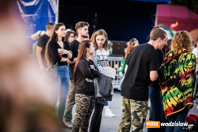 Zdjęcie w galerii na portalu naszwodzislaw.com: Kamil Bednarek na finał pierwszego dnia 14. edycji Najcieplejszego Miejsca na Ziemi wiadomości z regionu