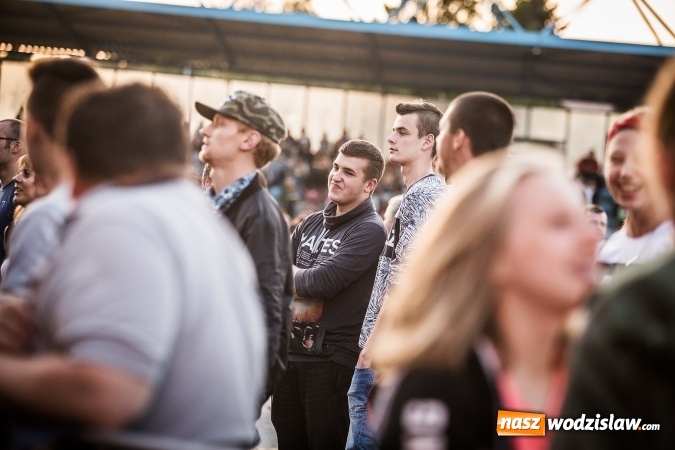 Zdjęcie w galerii na portalu naszwodzislaw.com: Kamil Bednarek na finał pierwszego dnia 14. edycji Najcieplejszego Miejsca na Ziemi wiadomości z regionu