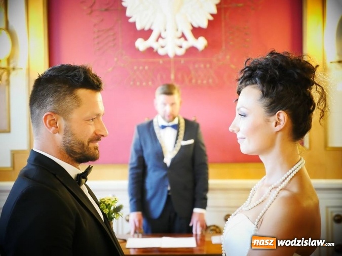 Zdjęcie w galerii na portalu naszwodzislaw.com: Tego jeszcze podczas Festiwalu Reggae nie było. Prowadzący wydarzenia wziął ślub. Przyjęcie weselne odbywa się na backstage'u wiadomości z regionu