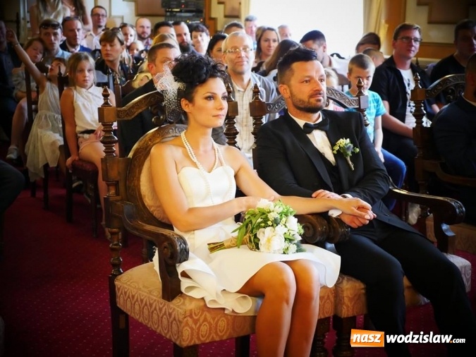 Zdjęcie w galerii na portalu naszwodzislaw.com: Tego jeszcze podczas Festiwalu Reggae nie było. Prowadzący wydarzenia wziął ślub. Przyjęcie weselne odbywa się na backstage'u wiadomości z regionu
