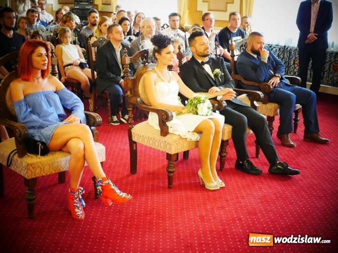 Zdjęcie w galerii na portalu naszwodzislaw.com: Tego jeszcze podczas Festiwalu Reggae nie było. Prowadzący wydarzenia wziął ślub. Przyjęcie weselne odbywa się na backstage'u wiadomości z regionu
