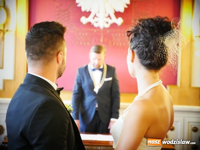 Zdjęcie w galerii na portalu naszwodzislaw.com: Tego jeszcze podczas Festiwalu Reggae nie było. Prowadzący wydarzenia wziął ślub. Przyjęcie weselne odbywa się na backstage'u wiadomości z regionu