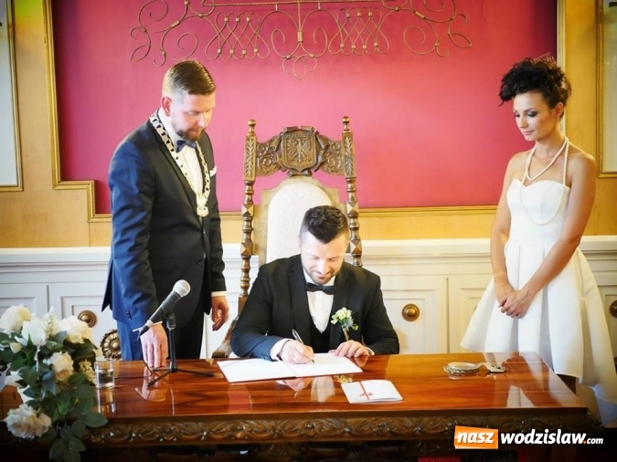 Zdjęcie w galerii na portalu naszwodzislaw.com: Tego jeszcze podczas Festiwalu Reggae nie było. Prowadzący wydarzenia wziął ślub. Przyjęcie weselne odbywa się na backstage'u wiadomości z regionu