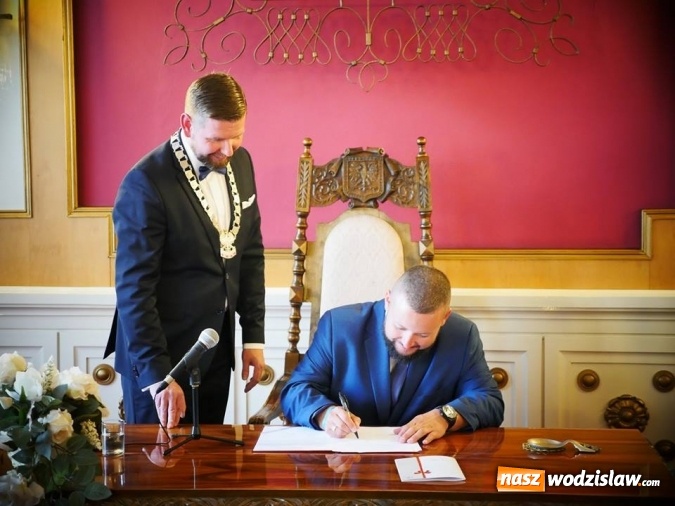 Zdjęcie w galerii na portalu naszwodzislaw.com: Tego jeszcze podczas Festiwalu Reggae nie było. Prowadzący wydarzenia wziął ślub. Przyjęcie weselne odbywa się na backstage'u wiadomości z regionu