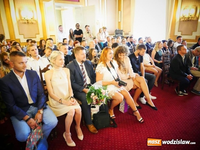 Zdjęcie w galerii na portalu naszwodzislaw.com: Tego jeszcze podczas Festiwalu Reggae nie było. Prowadzący wydarzenia wziął ślub. Przyjęcie weselne odbywa się na backstage'u wiadomości z regionu