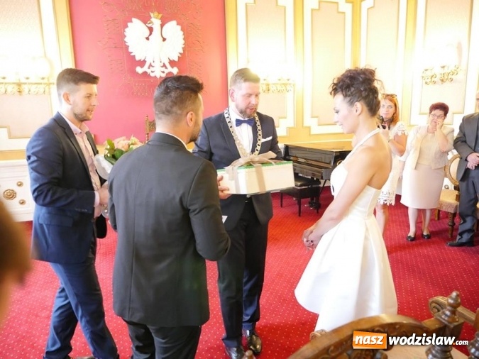 Zdjęcie w galerii na portalu naszwodzislaw.com: Tego jeszcze podczas Festiwalu Reggae nie było. Prowadzący wydarzenia wziął ślub. Przyjęcie weselne odbywa się na backstage'u wiadomości z regionu
