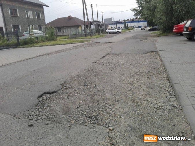 Zdjęcie w galerii na portalu naszwodzislaw.com: Droga dojazdowa do Biedronki i Kauflandu zmodernizowana po naszej interwencji wiadomości z regionu