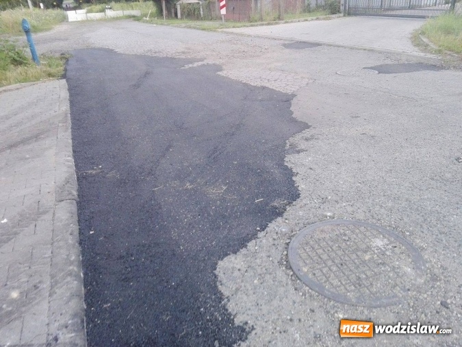 Zdjęcie w galerii na portalu naszwodzislaw.com: Droga dojazdowa do Biedronki i Kauflandu zmodernizowana po naszej interwencji wiadomości z regionu