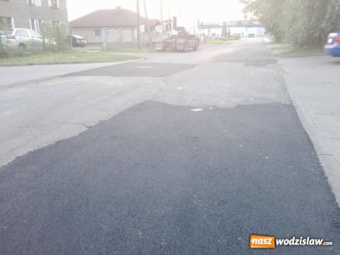 Zdjęcie w galerii na portalu naszwodzislaw.com: Droga dojazdowa do Biedronki i Kauflandu zmodernizowana po naszej interwencji wiadomości z regionu