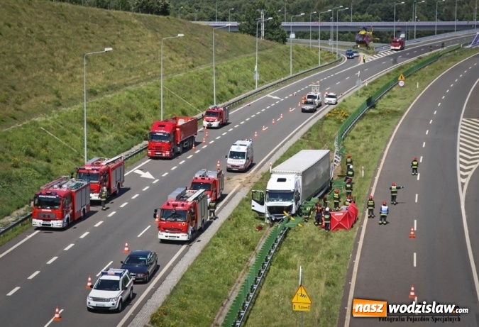 Zdjęcie w galerii na portalu naszwodzislaw.com: Zasłabnięcie kierowcy prawdopodobną przyczyną wypadku na A1. Kierowca zmarł wiadomości z regionu