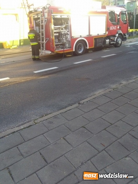 Zdjęcie w galerii na portalu naszwodzislaw.com: W Radlinie palił się sklep. 19 strażaków pognało na Rogozina  wiadomości z regionu