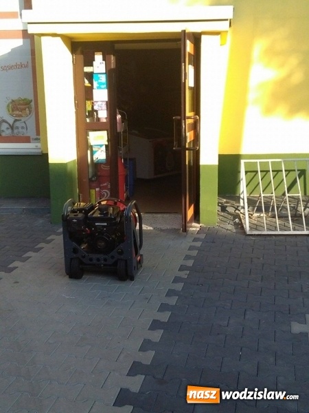 Zdjęcie w galerii na portalu naszwodzislaw.com: W Radlinie palił się sklep. 19 strażaków pognało na Rogozina  wiadomości z regionu