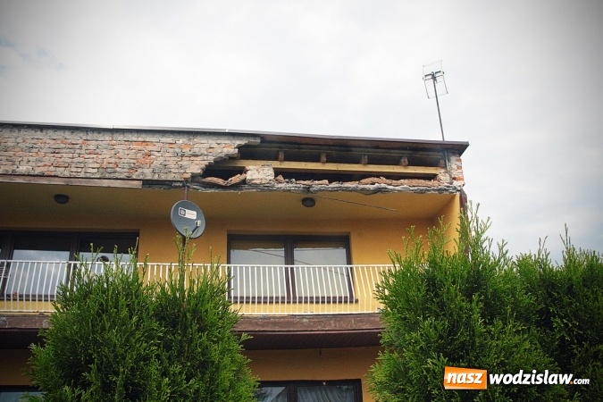 Zdjęcie w galerii na portalu naszwodzislaw.com: Odpadł fragment ściany. Na miejscu strażacy z Raciborza i Rzuchowa wiadomości z regionu