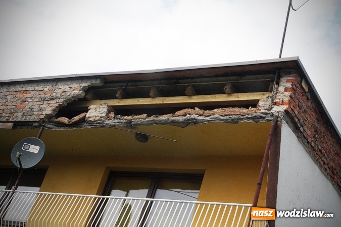 Zdjęcie w galerii na portalu naszwodzislaw.com: Odpadł fragment ściany. Na miejscu strażacy z Raciborza i Rzuchowa wiadomości z regionu