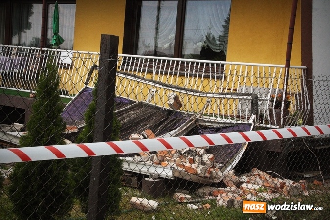 Zdjęcie w galerii na portalu naszwodzislaw.com: Odpadł fragment ściany. Na miejscu strażacy z Raciborza i Rzuchowa wiadomości z regionu