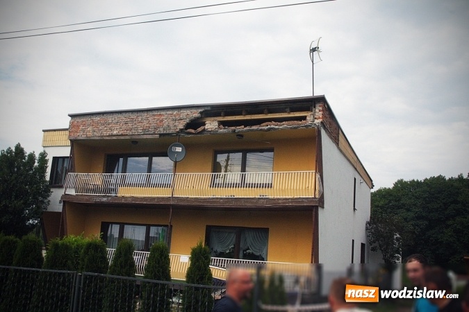 Zdjęcie w galerii na portalu naszwodzislaw.com: Odpadł fragment ściany. Na miejscu strażacy z Raciborza i Rzuchowa wiadomości z regionu