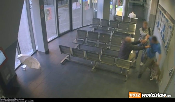 Zdjęcie w galerii na portalu naszwodzislaw.com: Bójka w poczekalni autobusowej. Szarpaninę zarejestrowała kamera  wiadomości z regionu