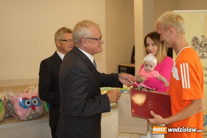 Zdjęcie w galerii na portalu naszwodzislaw.com: Najmłodsi mieszkańcy Gminy Mszana z promocyjnymi maskotkami  wiadomości z regionu