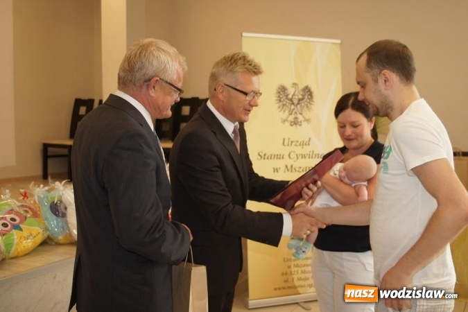 Zdjęcie w galerii na portalu naszwodzislaw.com: Najmłodsi mieszkańcy Gminy Mszana z promocyjnymi maskotkami  wiadomości z regionu