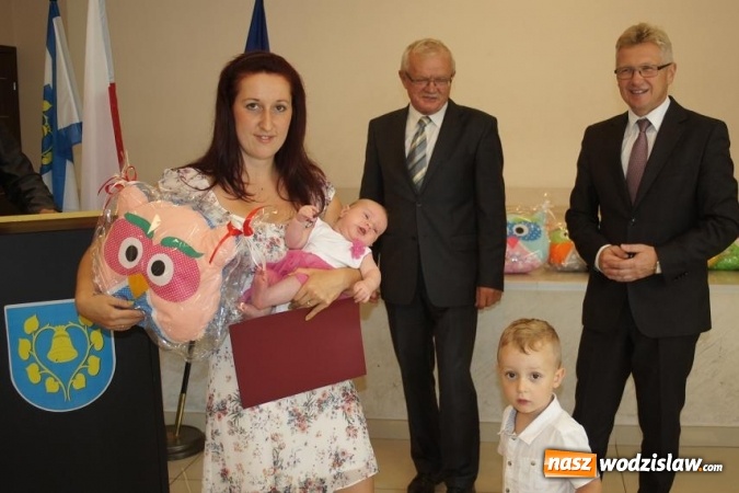 Zdjęcie w galerii na portalu naszwodzislaw.com: Najmłodsi mieszkańcy Gminy Mszana z promocyjnymi maskotkami  wiadomości z regionu