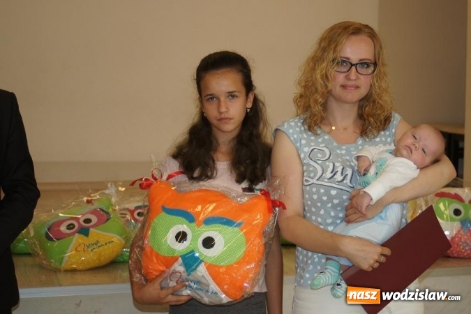 Zdjęcie w galerii na portalu naszwodzislaw.com: Najmłodsi mieszkańcy Gminy Mszana z promocyjnymi maskotkami  wiadomości z regionu