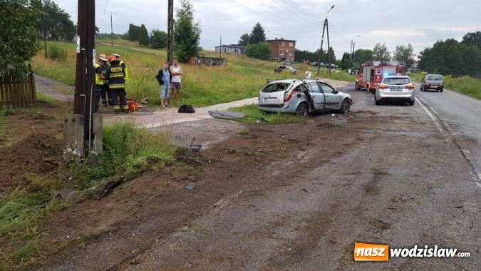 Zdjęcie w galerii na portalu naszwodzislaw.com: Stracił panowanie nad pojazdem i dachował  wiadomości z regionu