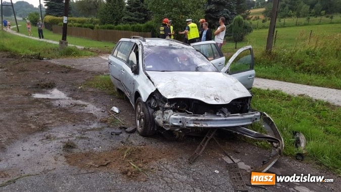 Zdjęcie w galerii na portalu naszwodzislaw.com: Stracił panowanie nad pojazdem i dachował  wiadomości z regionu