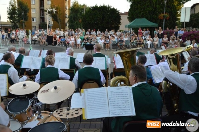 Zdjęcie w galerii na portalu naszwodzislaw.com: Opera przy fontannie przyciągnęła tłumy wiadomości z regionu